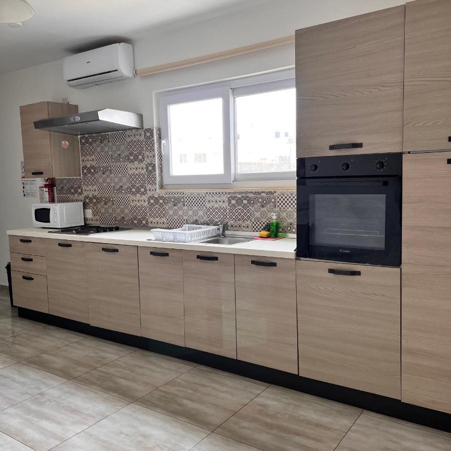 F3 Room 2, Private Room Two Single Beds Shared Bathroom Msida Buitenkant foto